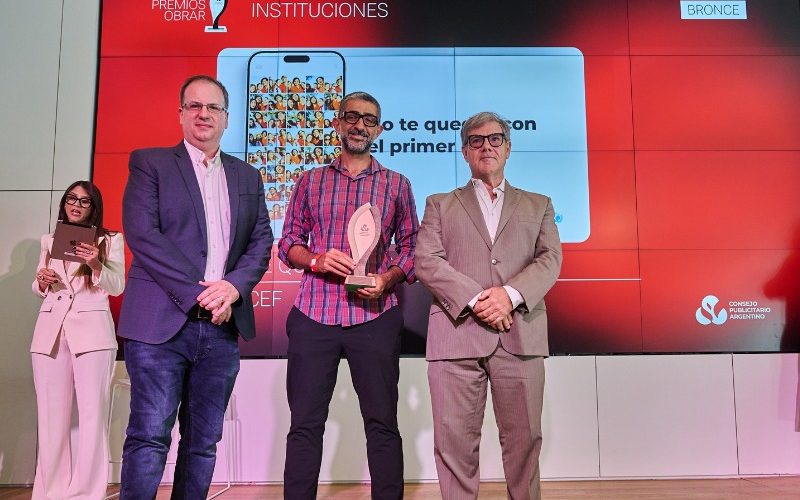 La campaña “No te quedes con el primer link”, impulsada por UNICEF, ATA, ADEPA y ARPA, ganó un Premio Obrar